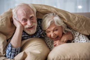 رابطه جنسی در سالمندان، بله یا خیر؟ ( + 5 فایده مهم معاشقه در پیری)