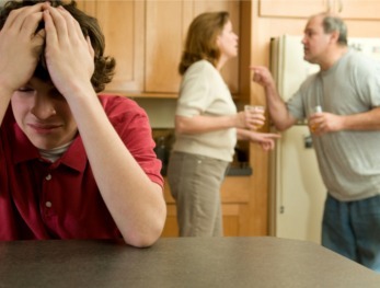 چرا برخی نوجوانان از خانواده خود خجالت می کشند؟